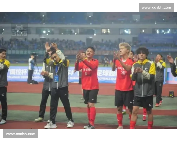 主场奋勇拼搏终获胜利球迷欢呼庆祝球队荣耀 主场奋勇拼搏终获胜利球迷欢呼庆祝球队荣耀